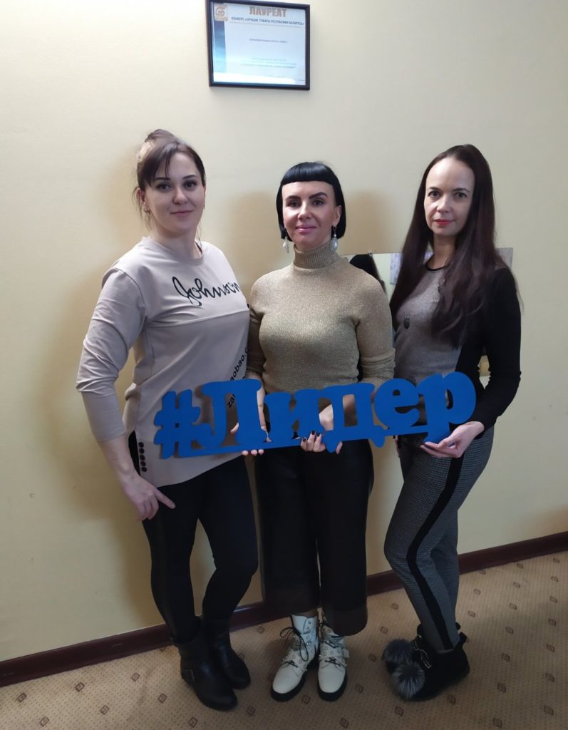 Выпускницы курса с преподавателем 